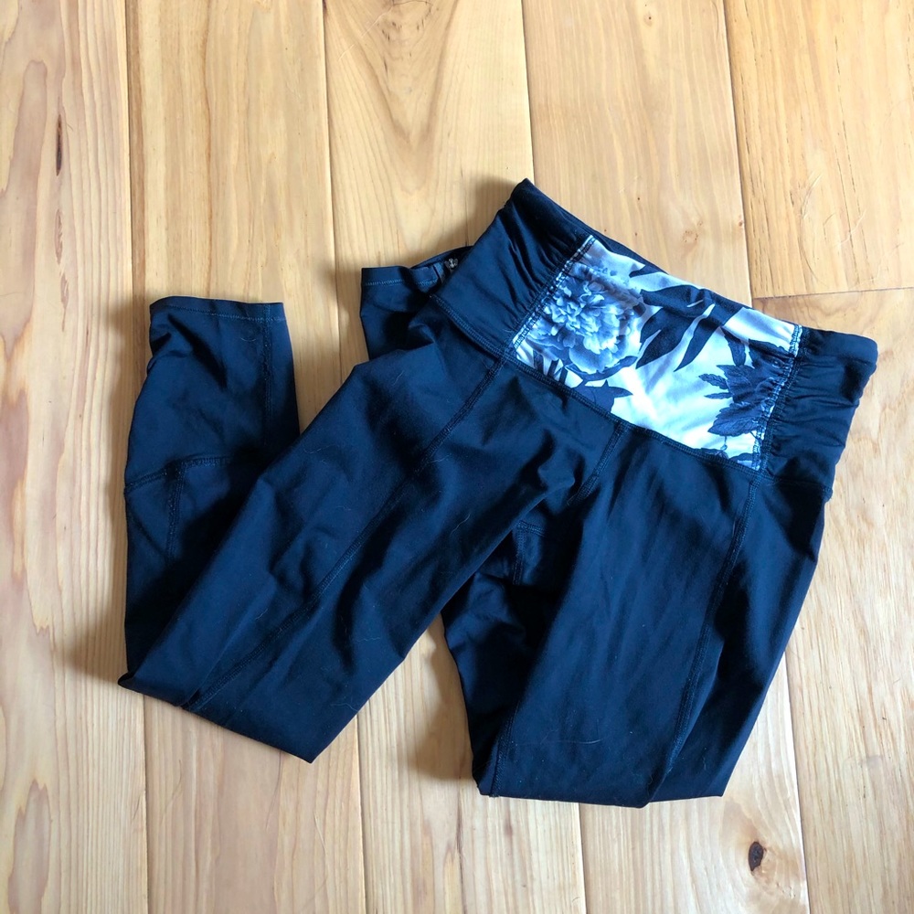 Unique Lululemon leggings with zippers & pockets